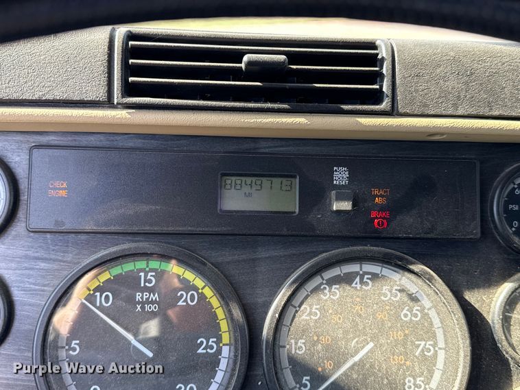 image for item EU5095 2007 Freightliner Columbia flatbed truck