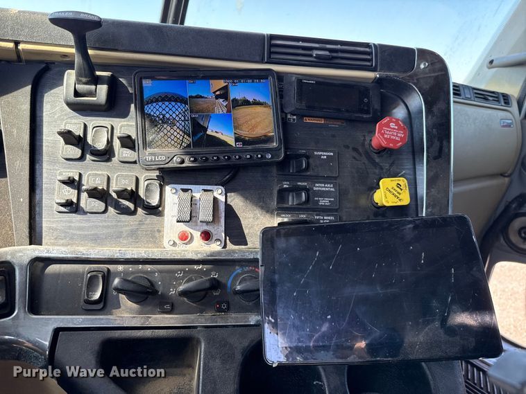 image for item EU5095 2007 Freightliner Columbia flatbed truck