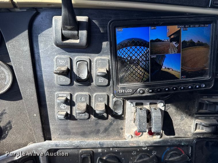 image for item EU5095 2007 Freightliner Columbia flatbed truck