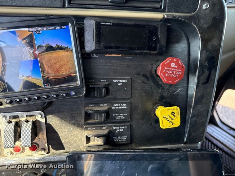 image for item EU5095 2007 Freightliner Columbia flatbed truck