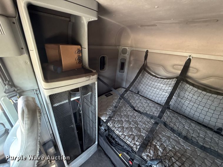 image for item EU5095 2007 Freightliner Columbia flatbed truck