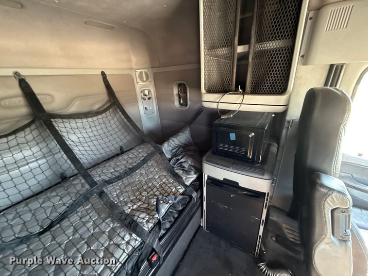 image for item EU5095 2007 Freightliner Columbia flatbed truck