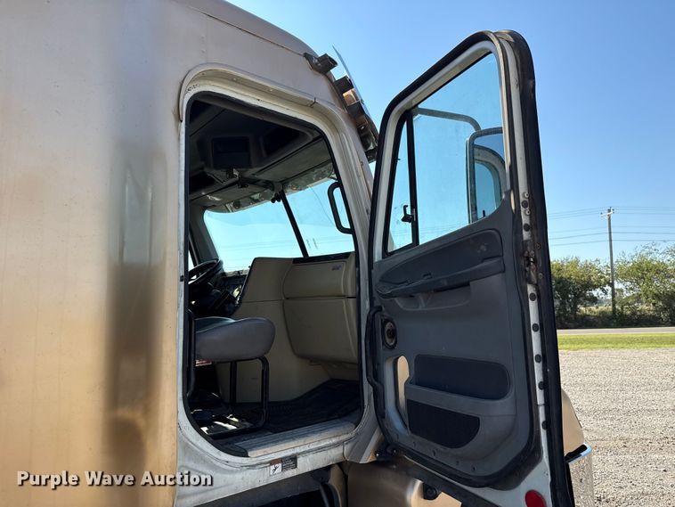 image for item EU5095 2007 Freightliner Columbia flatbed truck