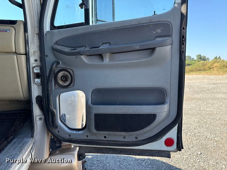 image for item EU5095 2007 Freightliner Columbia flatbed truck