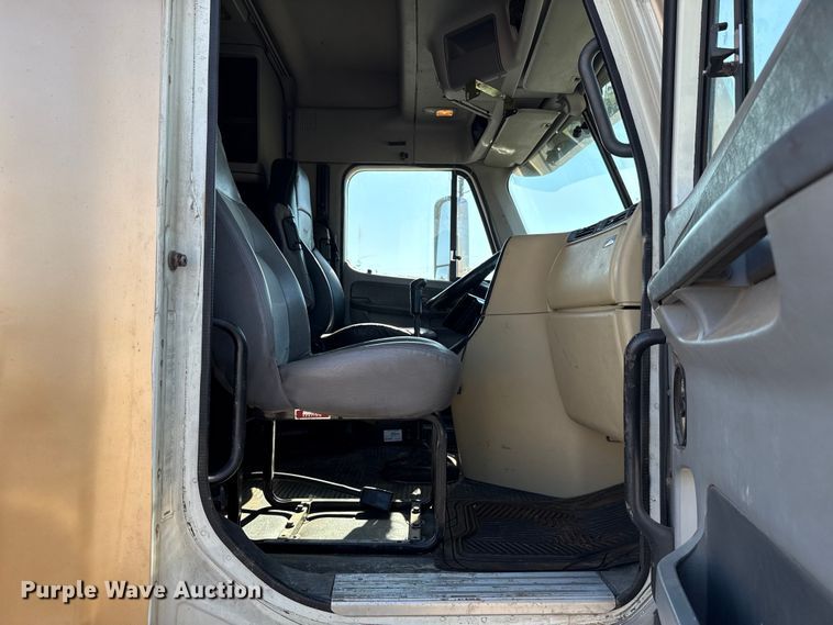 image for item EU5095 2007 Freightliner Columbia flatbed truck