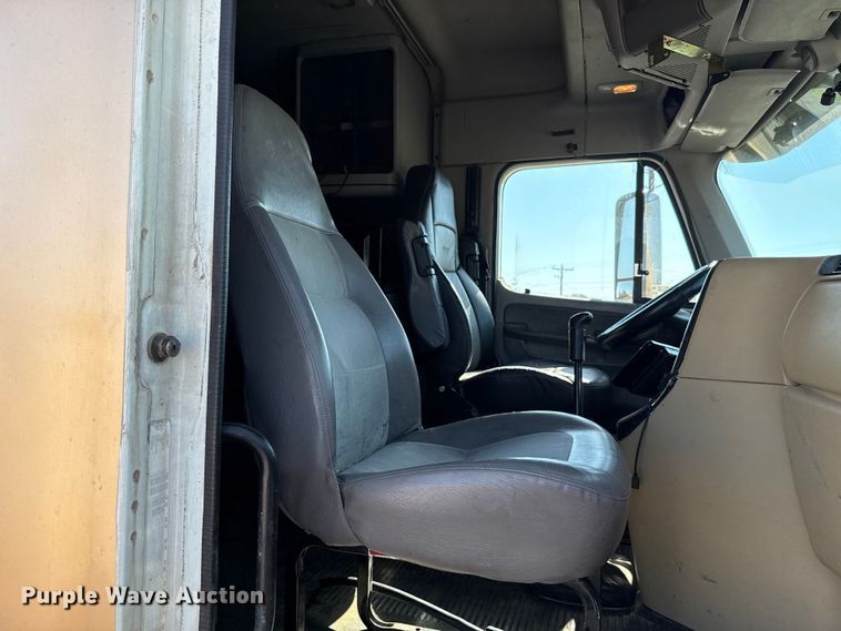 image for item EU5095 2007 Freightliner Columbia flatbed truck