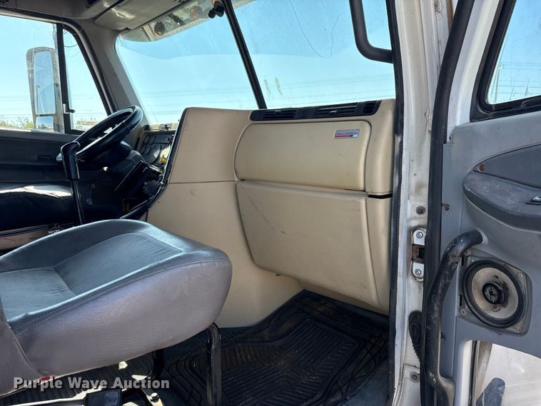 image for item EU5095 2007 Freightliner Columbia flatbed truck