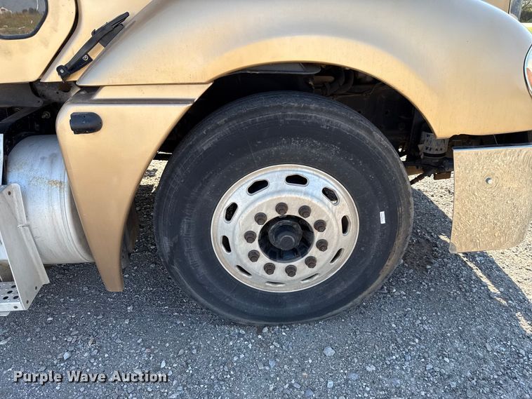 image for item EU5095 2007 Freightliner Columbia flatbed truck