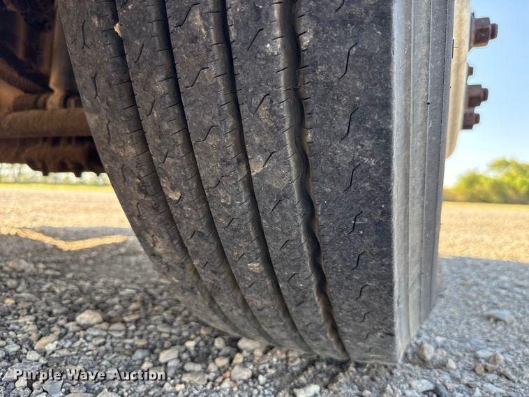 image for item EU5095 2007 Freightliner Columbia flatbed truck