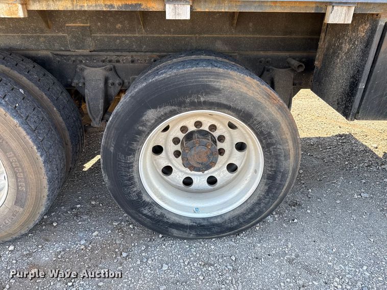 image for item EU5095 2007 Freightliner Columbia flatbed truck