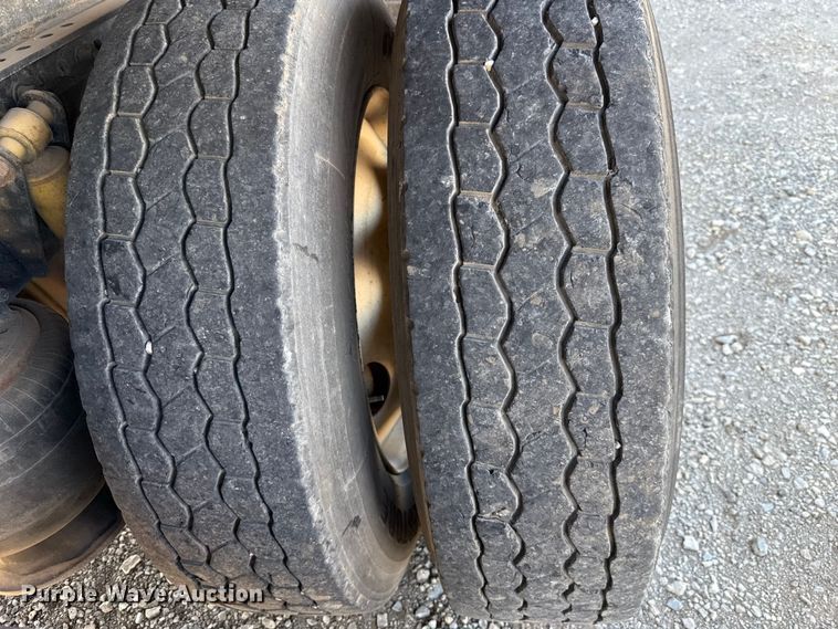 image for item EU5095 2007 Freightliner Columbia flatbed truck