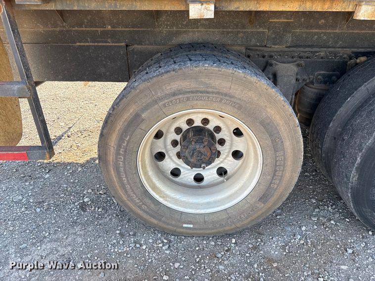 image for item EU5095 2007 Freightliner Columbia flatbed truck