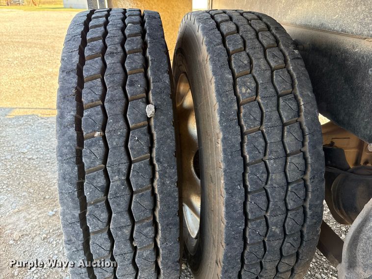 image for item EU5095 2007 Freightliner Columbia flatbed truck