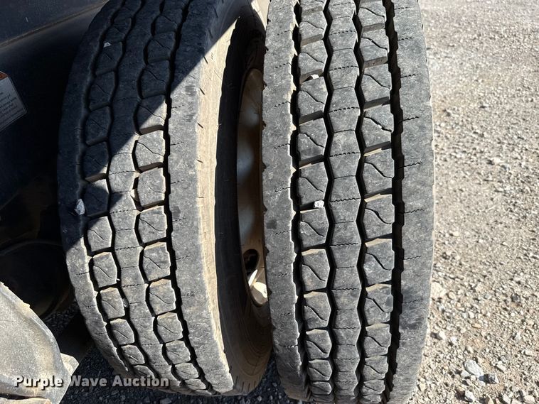 image for item EU5095 2007 Freightliner Columbia flatbed truck