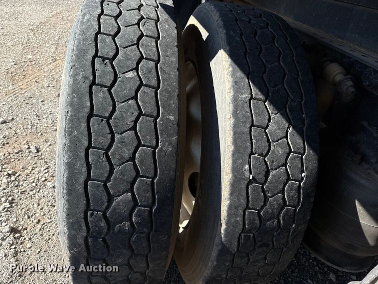 image for item EU5095 2007 Freightliner Columbia flatbed truck