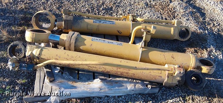 image for item EV5377 (3) Caterpillar hydraulic cylinders