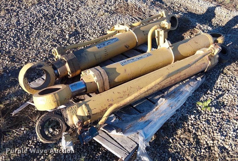 image for item EV5377 (3) Caterpillar hydraulic cylinders
