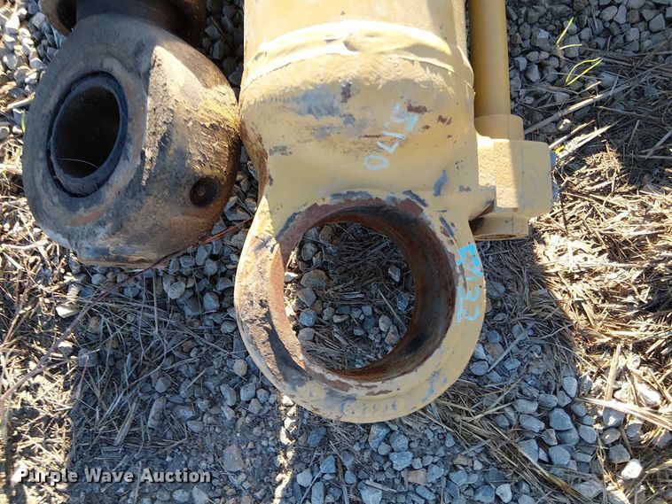 image for item EV5377 (3) Caterpillar hydraulic cylinders