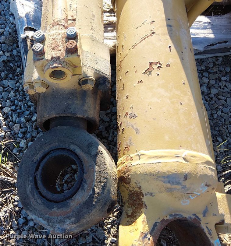 image for item EV5377 (3) Caterpillar hydraulic cylinders
