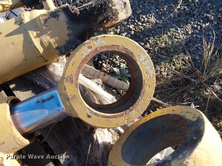 image for item EV5377 (3) Caterpillar hydraulic cylinders