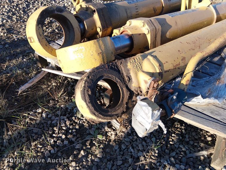 image for item EV5377 (3) Caterpillar hydraulic cylinders