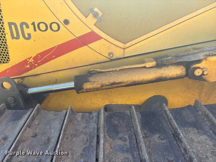 image for item FI0012 2001 New Holland DC100 dozer