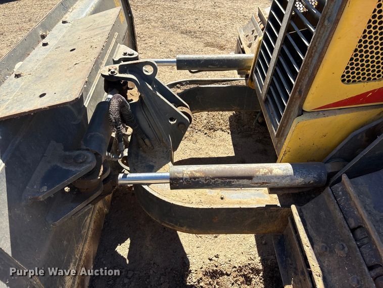 image for item FI0012 2001 New Holland DC100 dozer