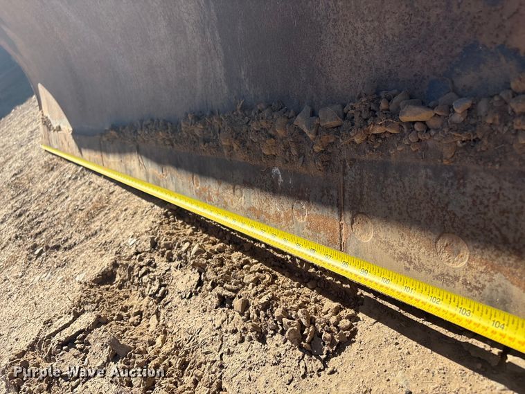 image for item FI0012 2001 New Holland DC100 dozer