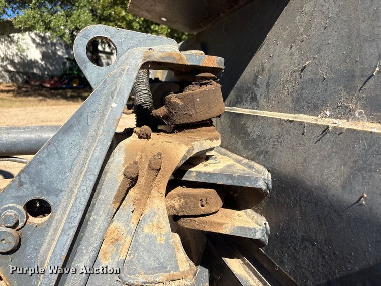 image for item FI0012 2001 New Holland DC100 dozer