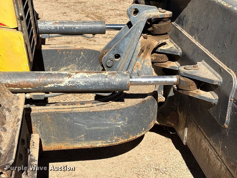 image for item FI0012 2001 New Holland DC100 dozer