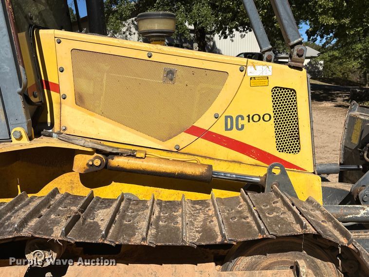 image for item FI0012 2001 New Holland DC100 dozer
