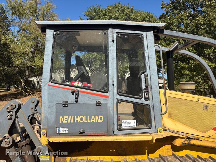 image for item FI0012 2001 New Holland DC100 dozer