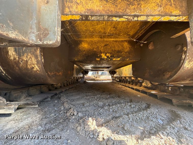 image for item FI0012 2001 New Holland DC100 dozer