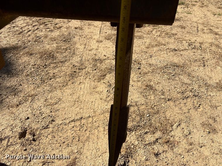 image for item FI0012 2001 New Holland DC100 dozer