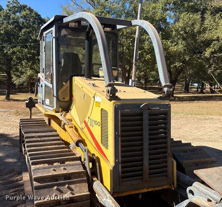 image for item FI0012 2001 New Holland DC100 dozer