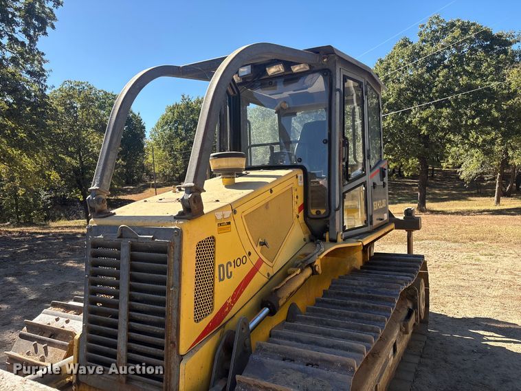 image for item FI0012 2001 New Holland DC100 dozer