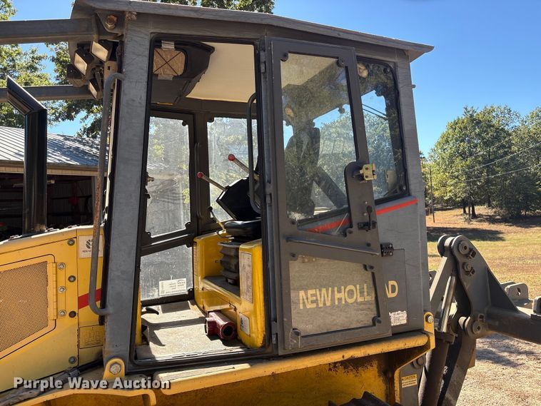 image for item FI0012 2001 New Holland DC100 dozer