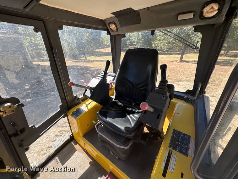 image for item FI0012 2001 New Holland DC100 dozer