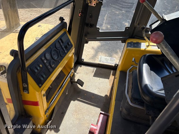 image for item FI0012 2001 New Holland DC100 dozer