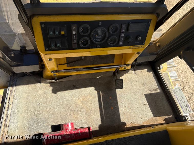 image for item FI0012 2001 New Holland DC100 dozer