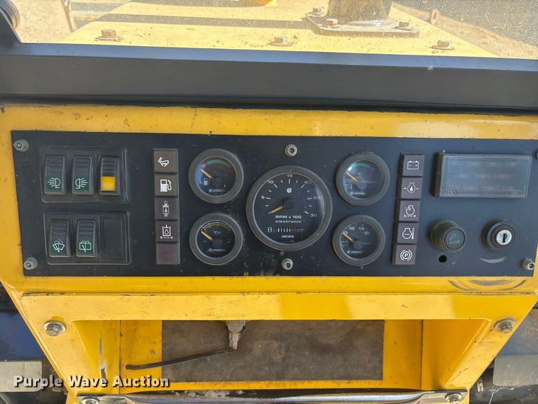 image for item FI0012 2001 New Holland DC100 dozer