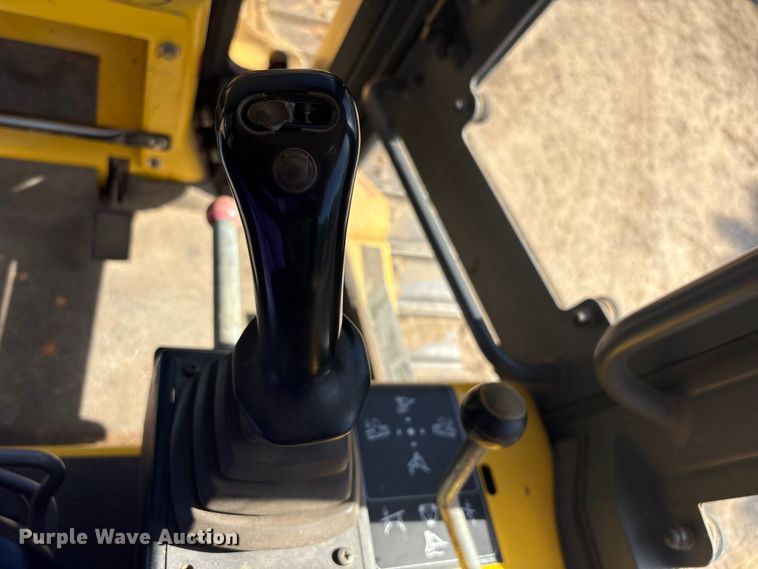 image for item FI0012 2001 New Holland DC100 dozer