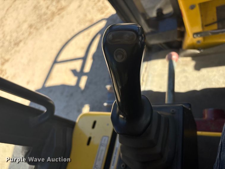 image for item FI0012 2001 New Holland DC100 dozer