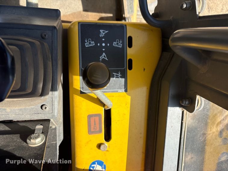 image for item FI0012 2001 New Holland DC100 dozer