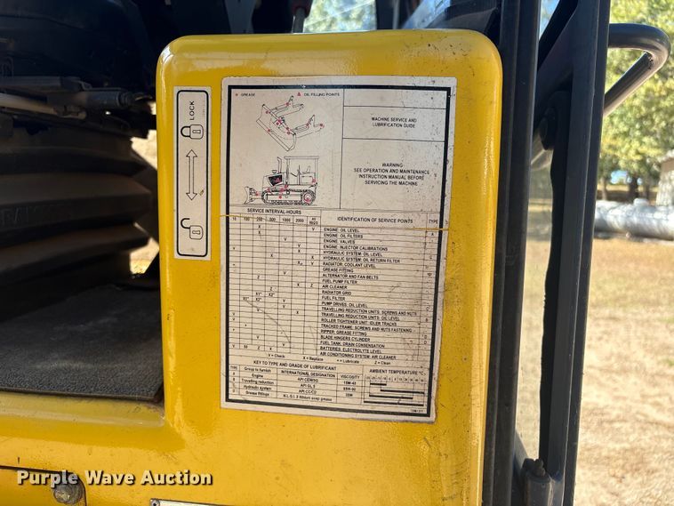 image for item FI0012 2001 New Holland DC100 dozer