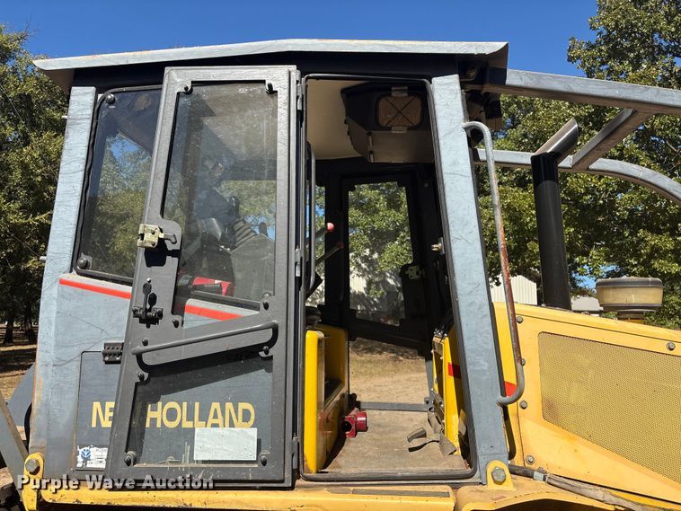 image for item FI0012 2001 New Holland DC100 dozer