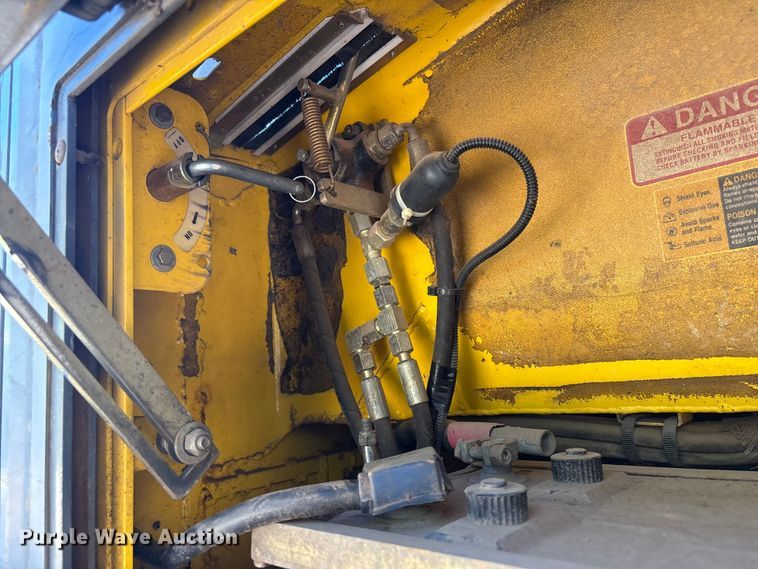 image for item FI0012 2001 New Holland DC100 dozer