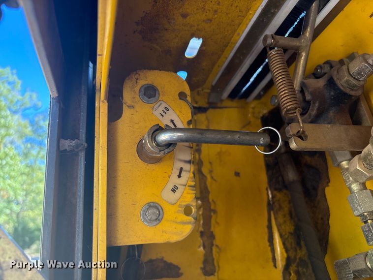 image for item FI0012 2001 New Holland DC100 dozer