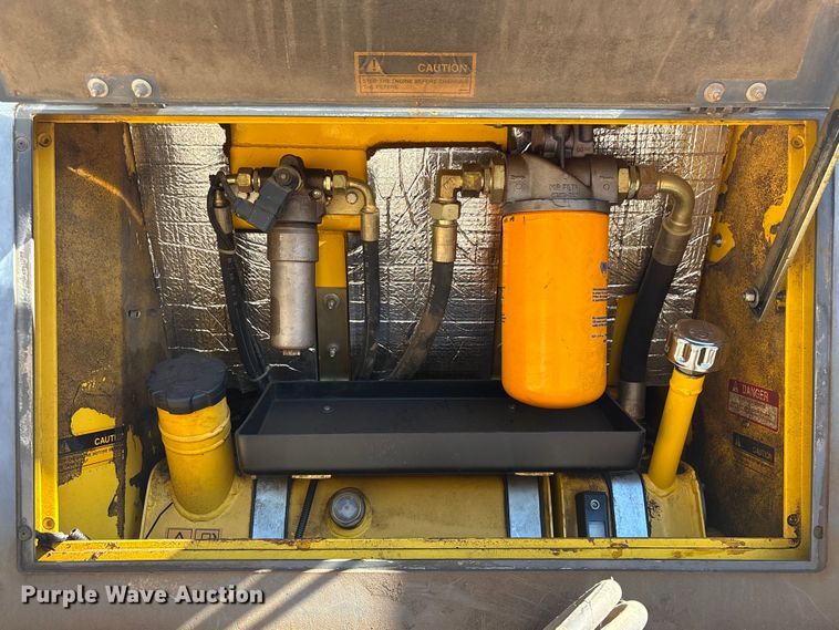 image for item FI0012 2001 New Holland DC100 dozer