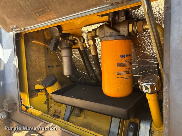 image for item FI0012 2001 New Holland DC100 dozer